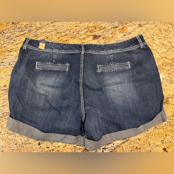 NWT Maurices Women’s Plus Size 24 Medium Wash Cuffed Denim Shorts - Picture 2 of 6